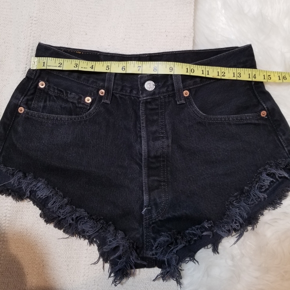 LEVI'S black high waisted Jean shorts size 31 dist - Picture 5 of 7